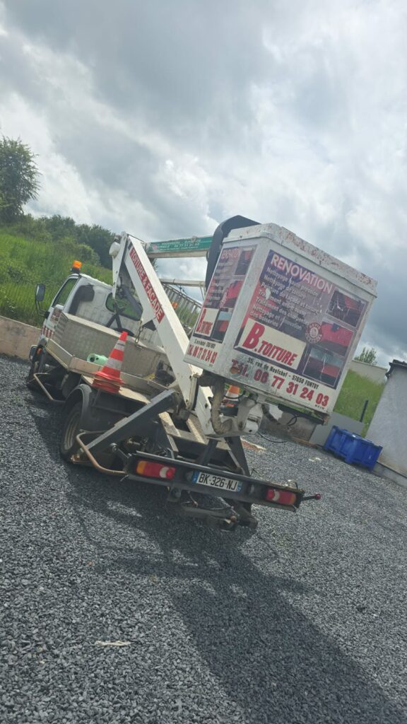 Camion nacelle blanc Bredemestre Couverture équipé d'une plateforme élévatrice pour interventions en hauteur sur toitures